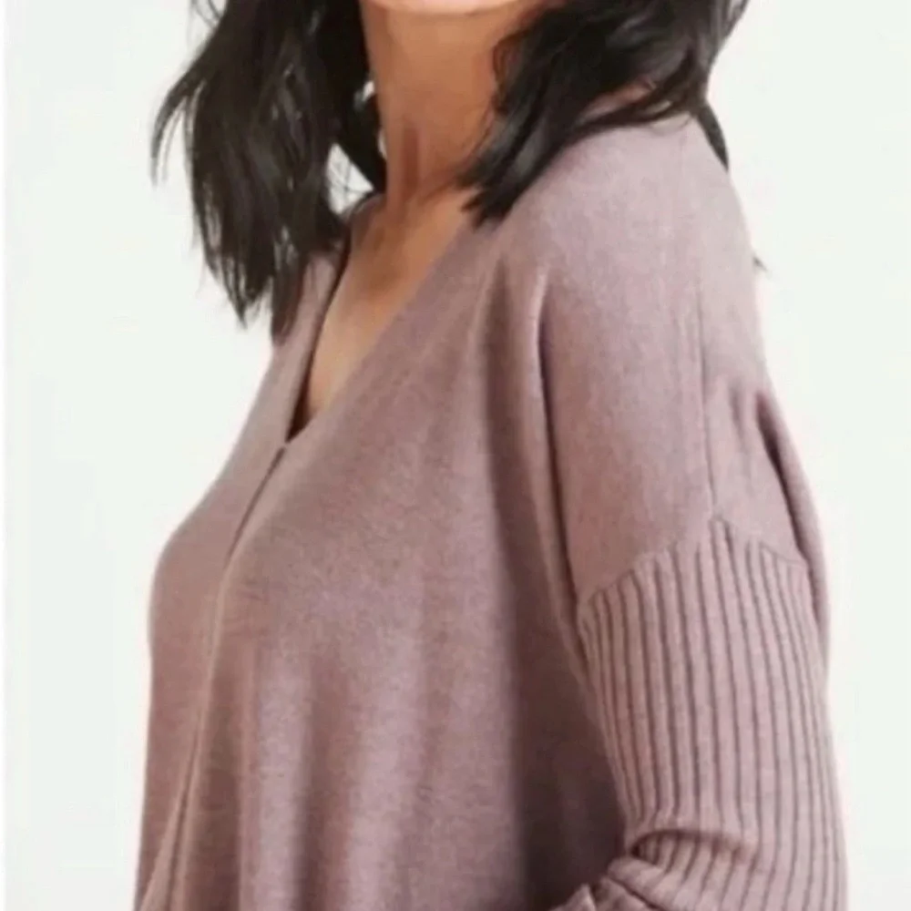 Evereve Women's V-Neck Sweater in Lavender